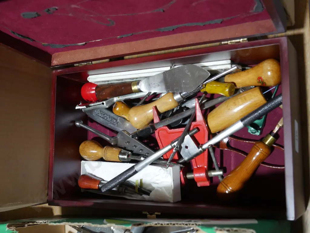 Assorted hand tools Image 1++