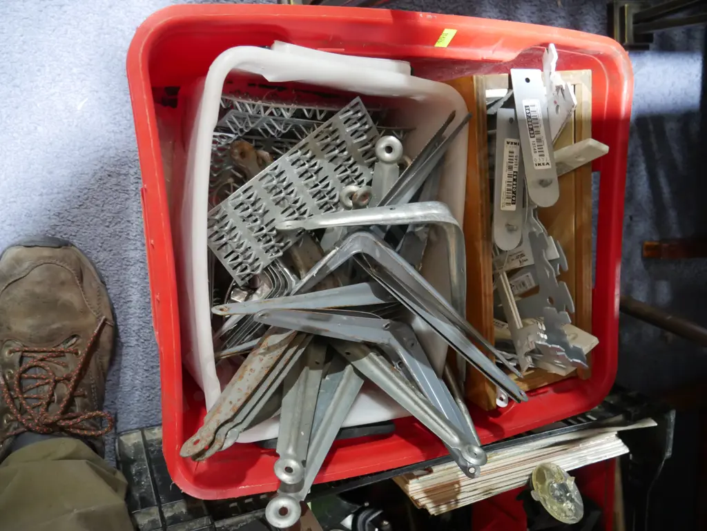 Shelf brackets etc Image 1++