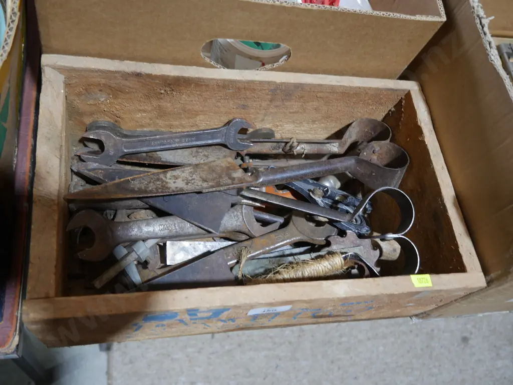 Wooden box, tools Image 1++