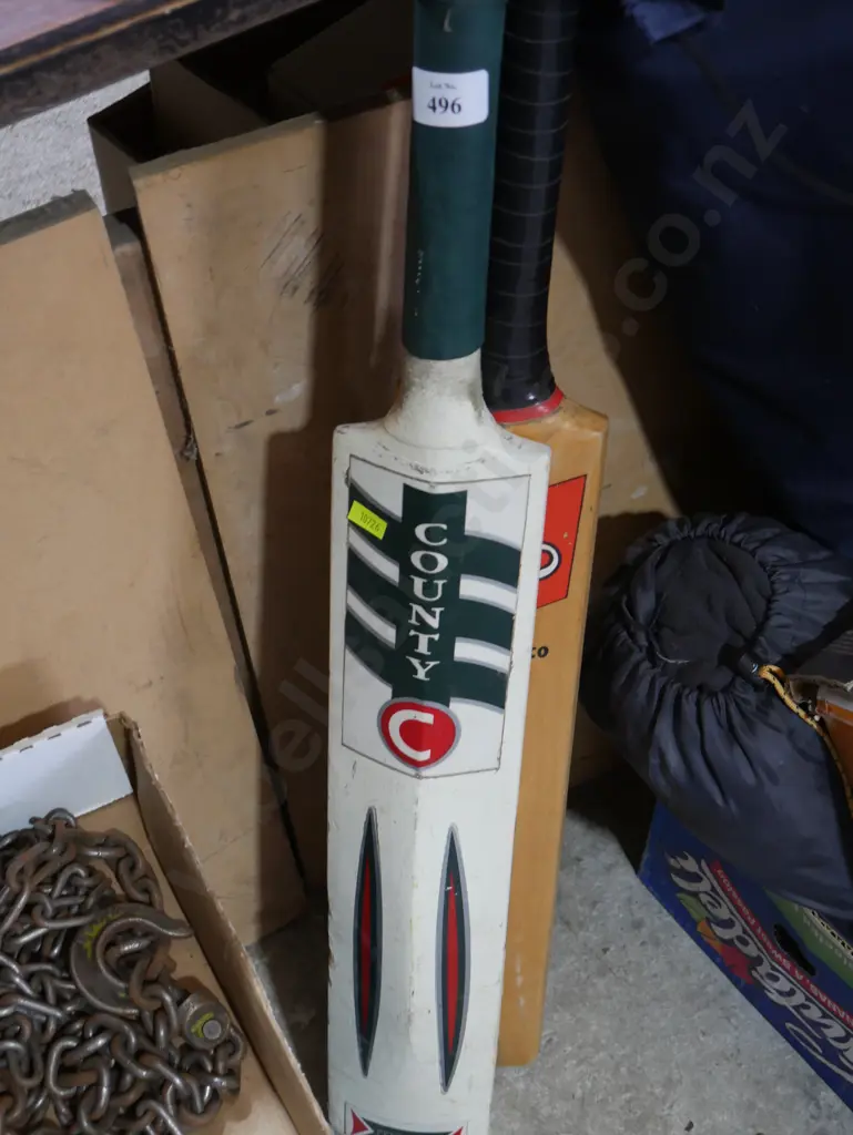 2 cricket bats Image 1++
