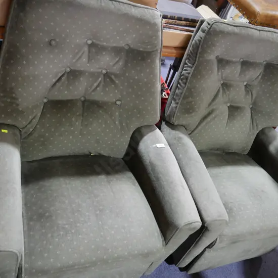 2 reclining lounge chairs