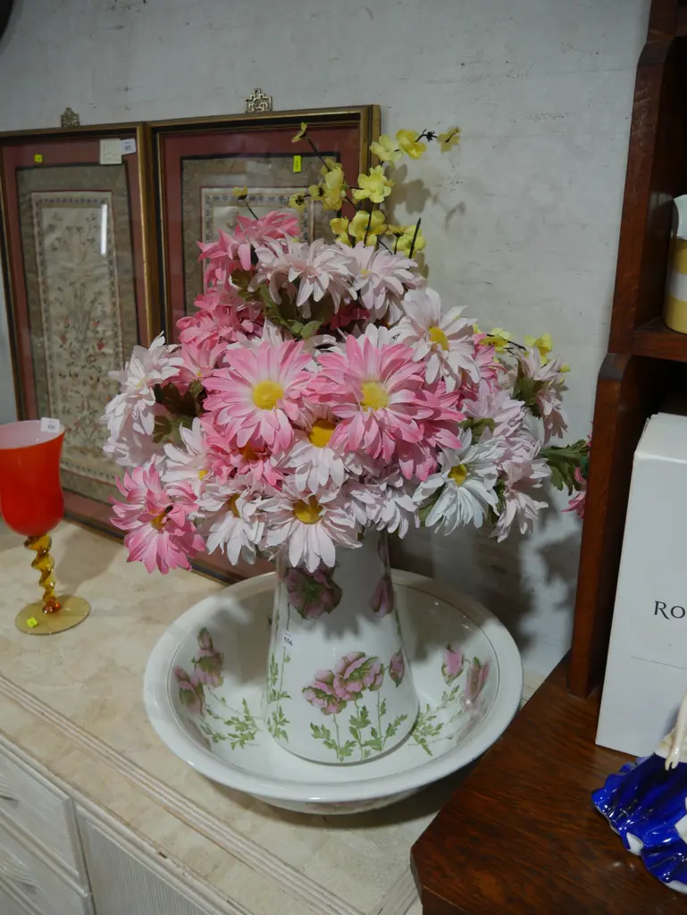 Wash bowl and jug Image 1++