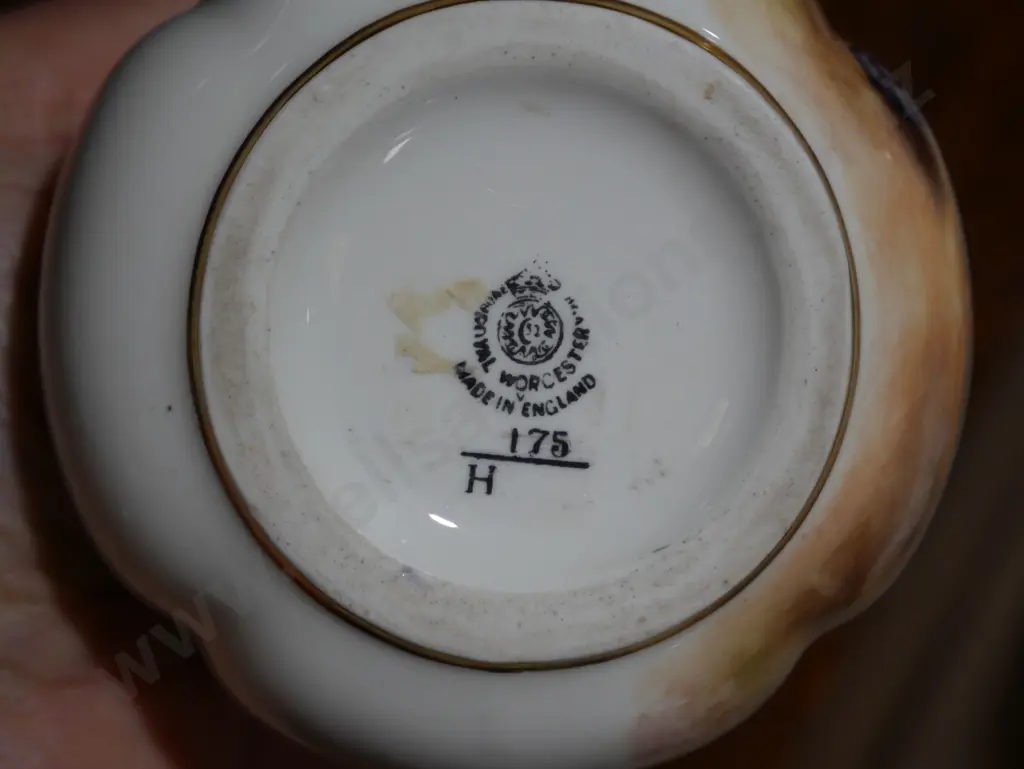 Royal Worcester pot pouri pot (fruit) signed Image 1++