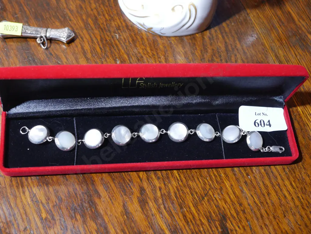 Cased silver bracelet Image 1++