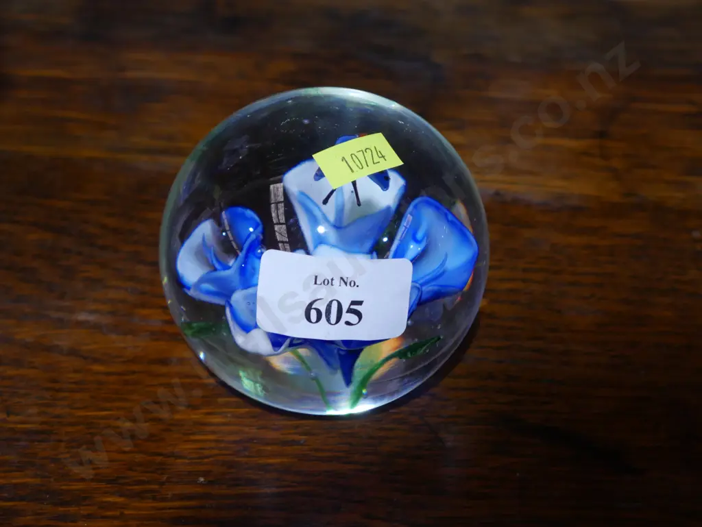 Glass paperweight Image 1++