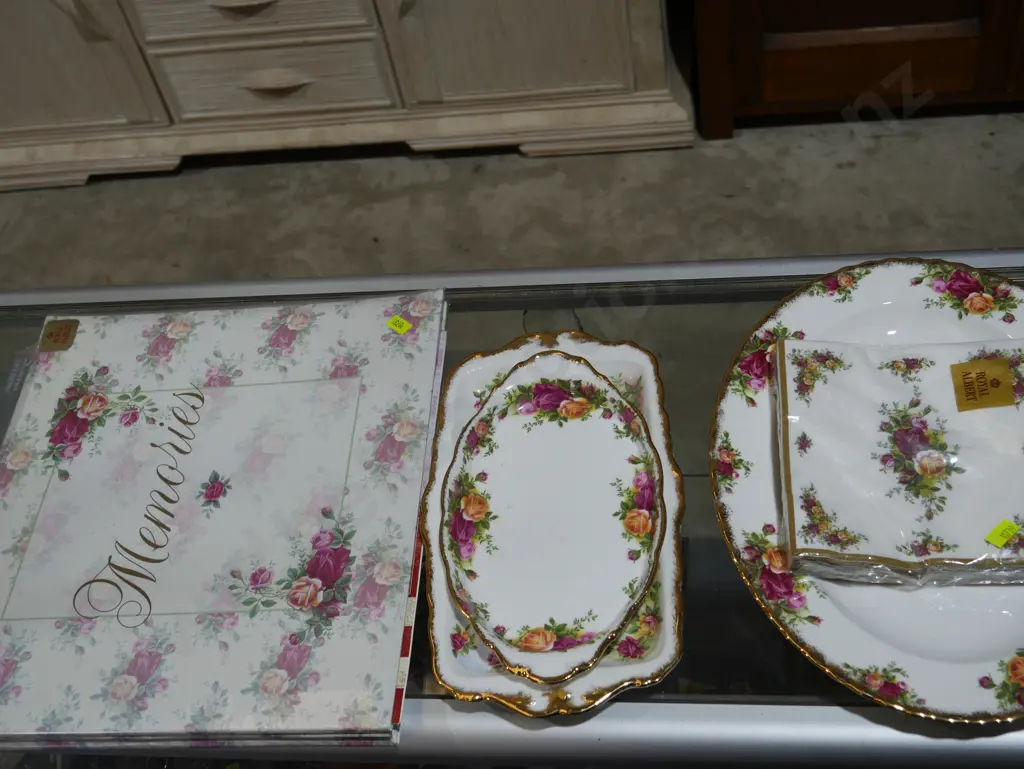 Royal Albert Old Country Roses serving trays, serviettes etc Image 1++