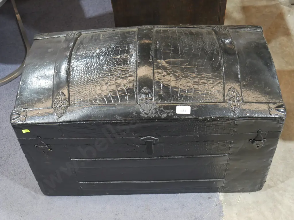 Black trunk Image 1++