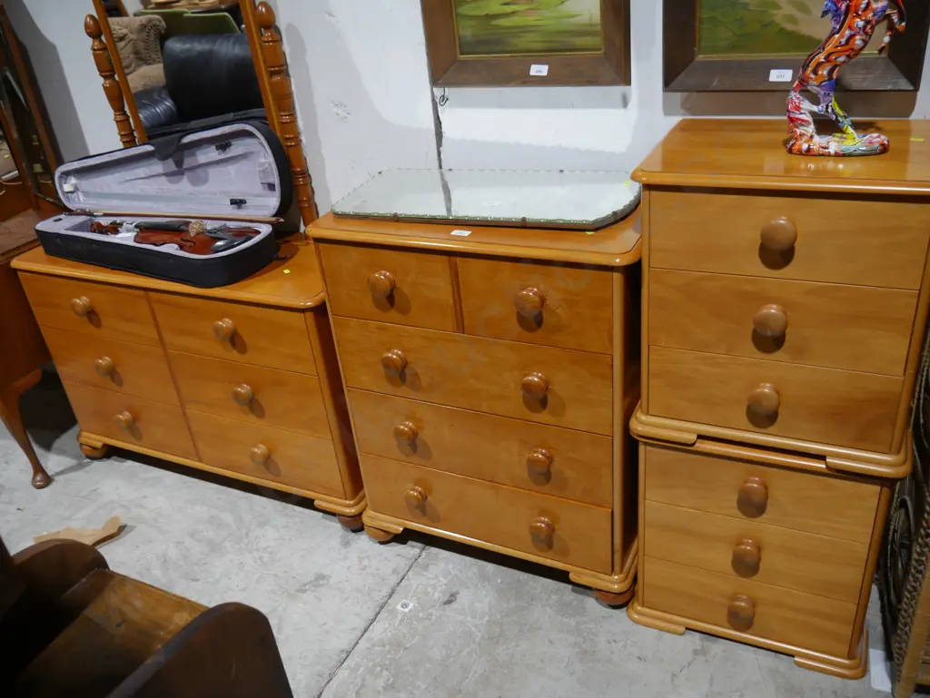 Four piece bedroom suite Image 1++