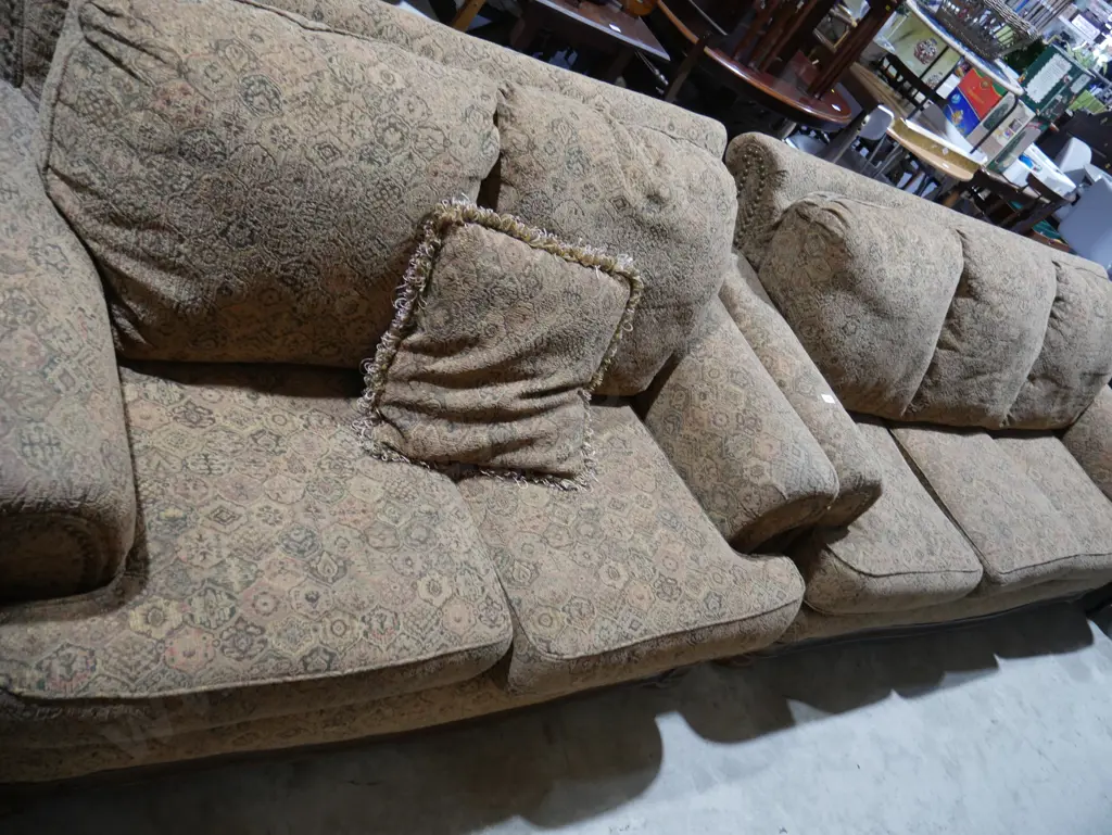 Two piece lounge suite Image 1++