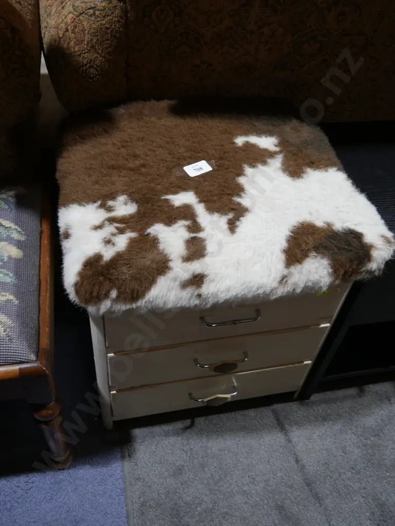 3 drawer unit with padded top Image 1++