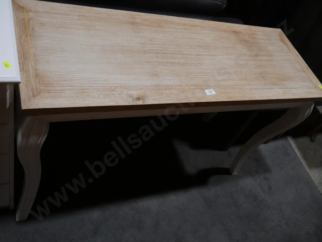 Side table Image 1++