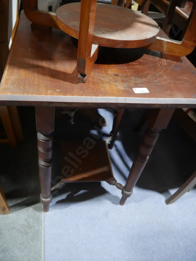 Turned leg side table Image 1++