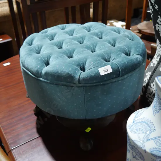 Deep button footstool