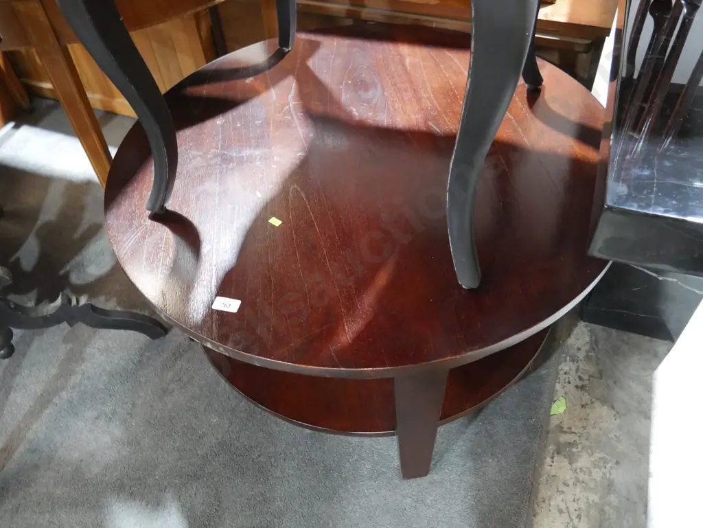 Round coffee table Image 1++