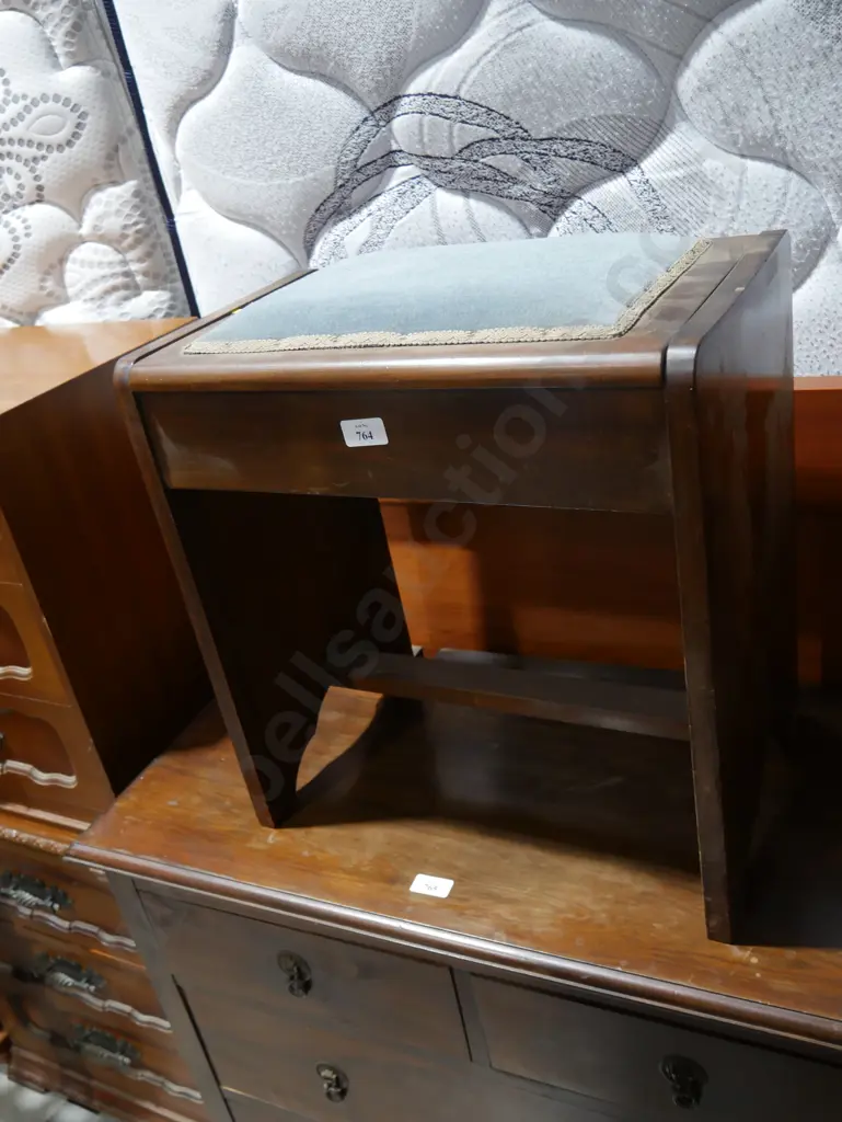 Piano stool Image 1++