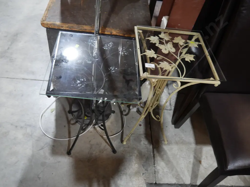 2 glass top side tables with metal base Image 1++