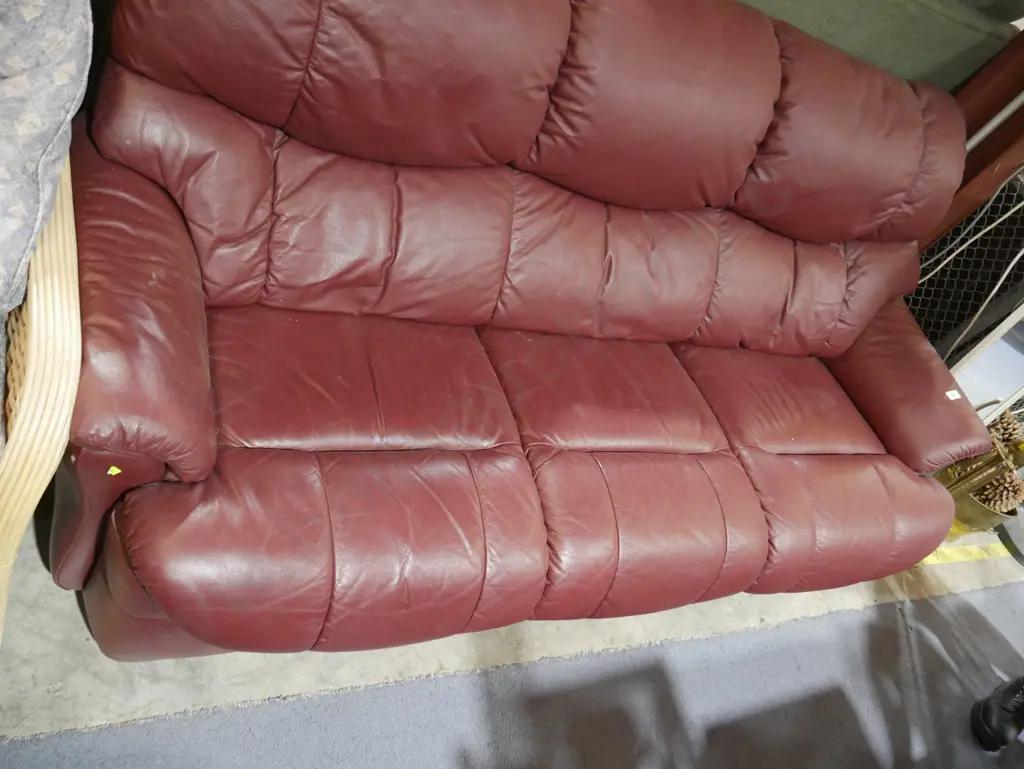 Three-seater maroon settee Image 1++