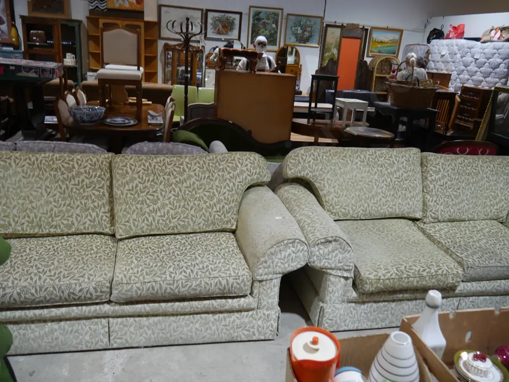 Two-piece lounge suite Image 1++