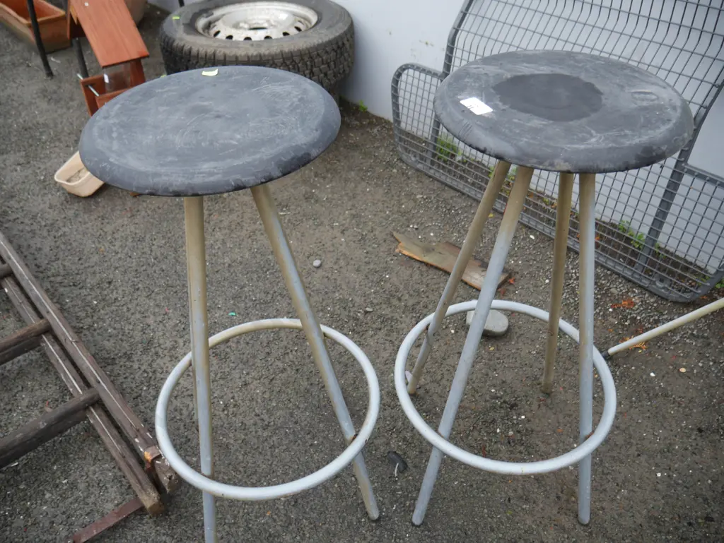 2 bar stools Image 1++