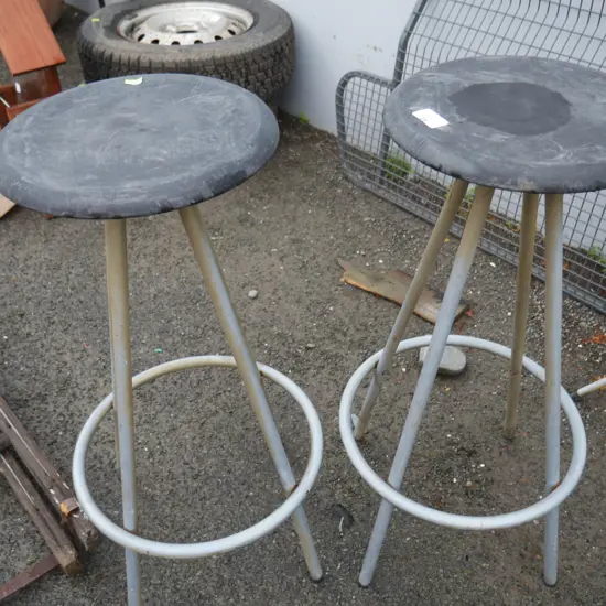 2 bar stools