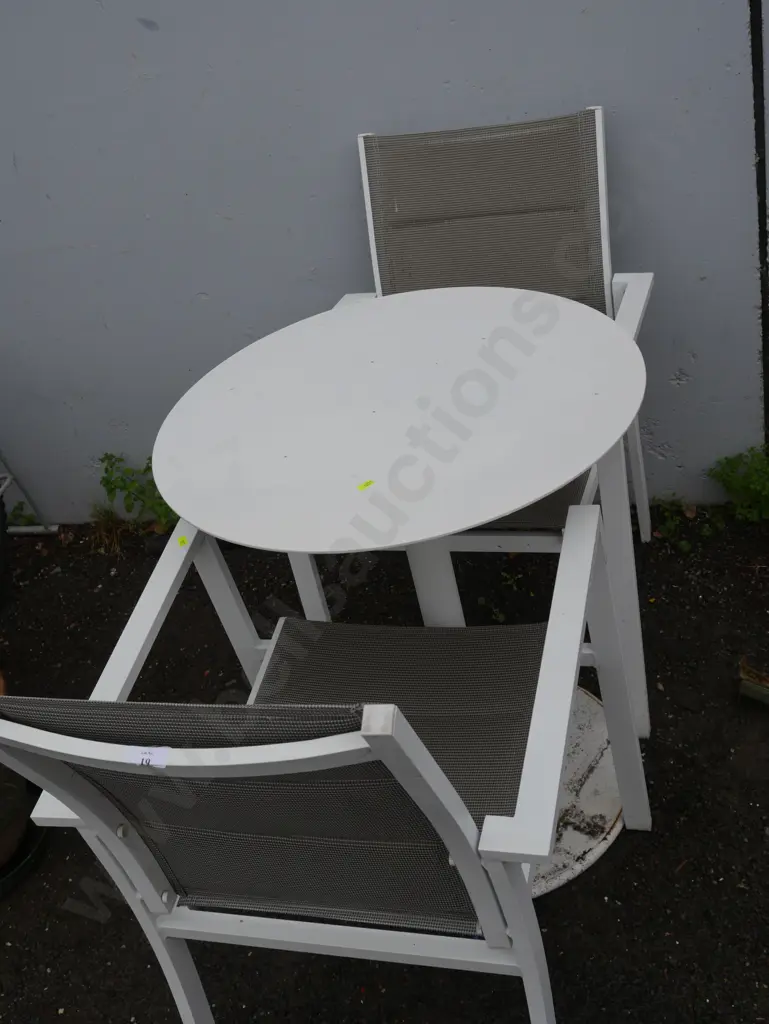 Metal table and 2 chairs Image 1++