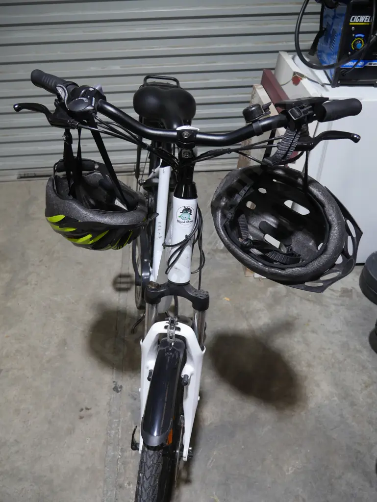 White electric bike, no charger, 2 helmets Image 1++