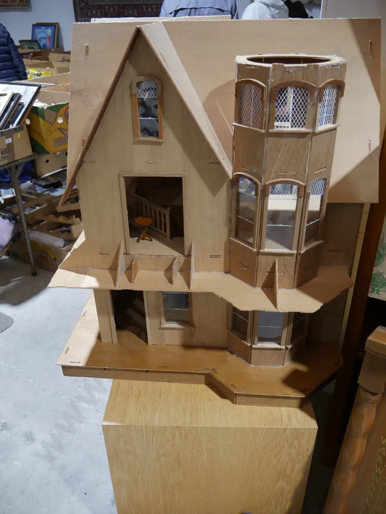 Wooden dollhouse and dollhouse pieces Image 1++