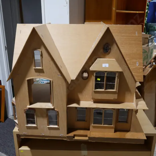 Wooden dollhouse and dollhouse pieces
