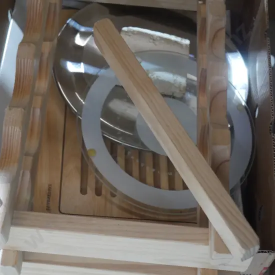 Plastic trays, wine rack etc