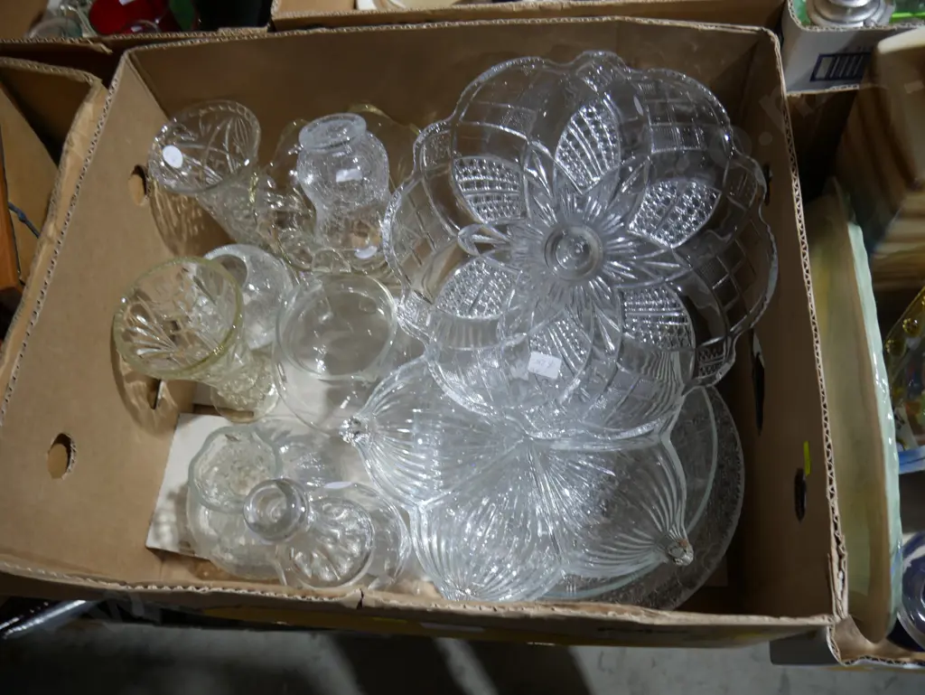 Box of glassware Image 1++