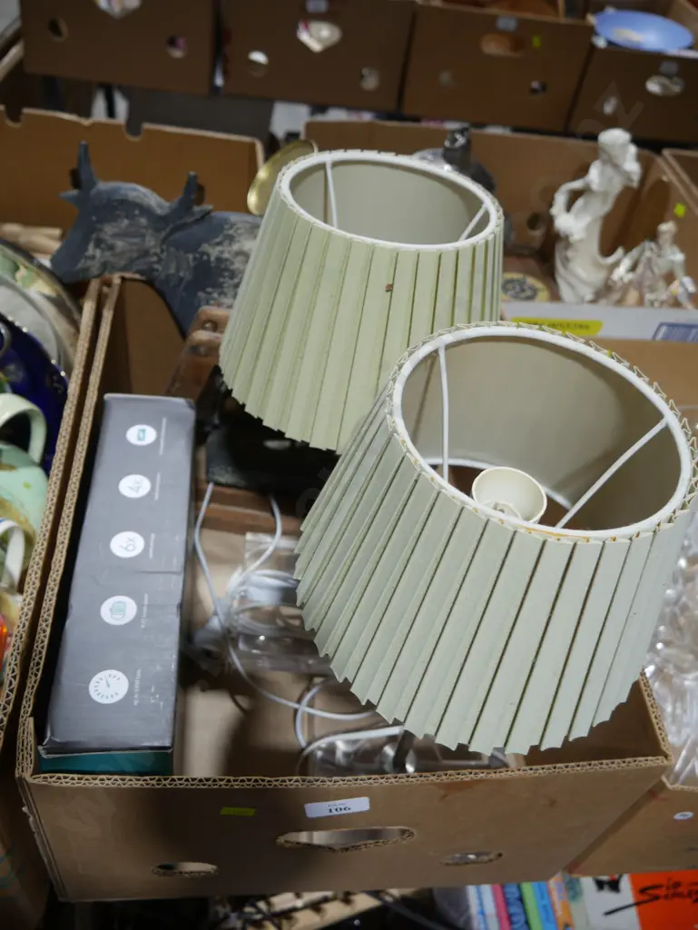 Massage gun, pair of table lamps etc Image 1++