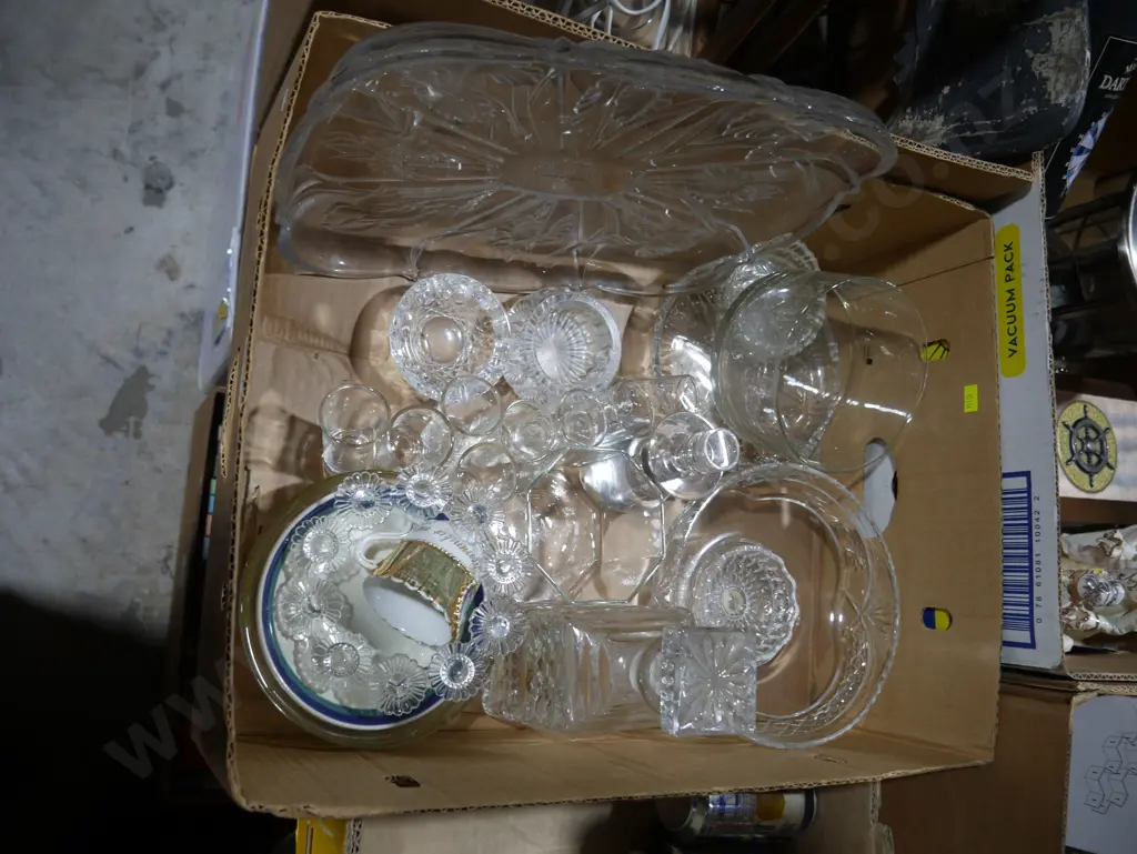 Box of glassware Image 1++