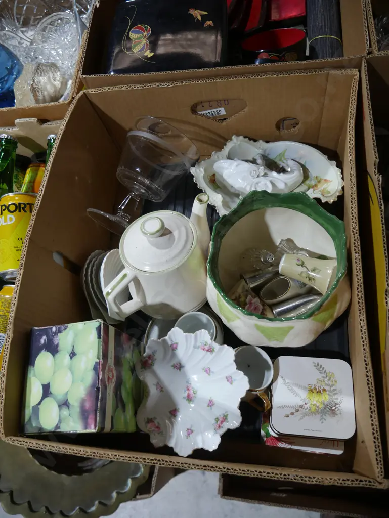 Jardiniere, tea pot, china etc Image 1++