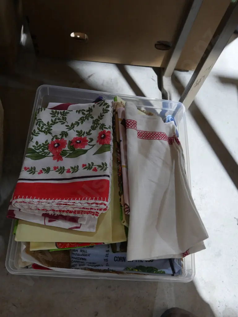 Assorted tea towels etc Image 1++