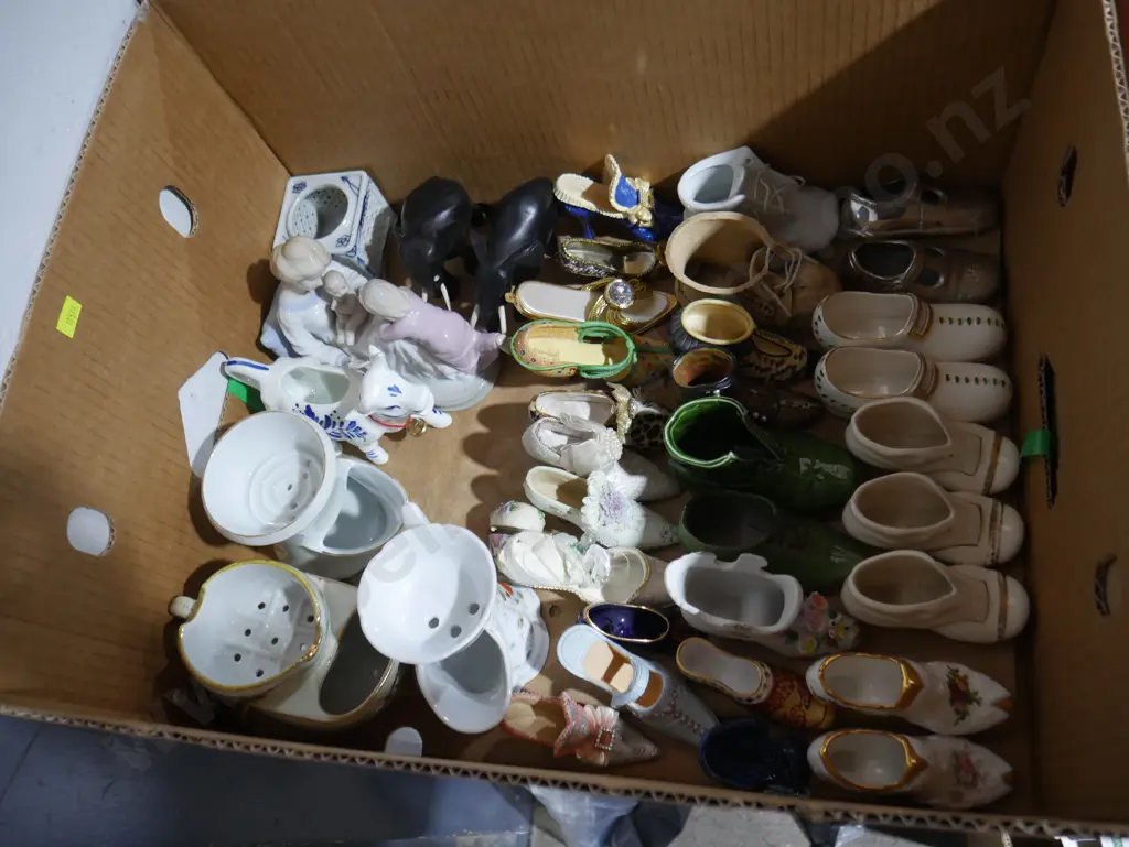 Porcelain shoes, shaving mugs etc Image 1++