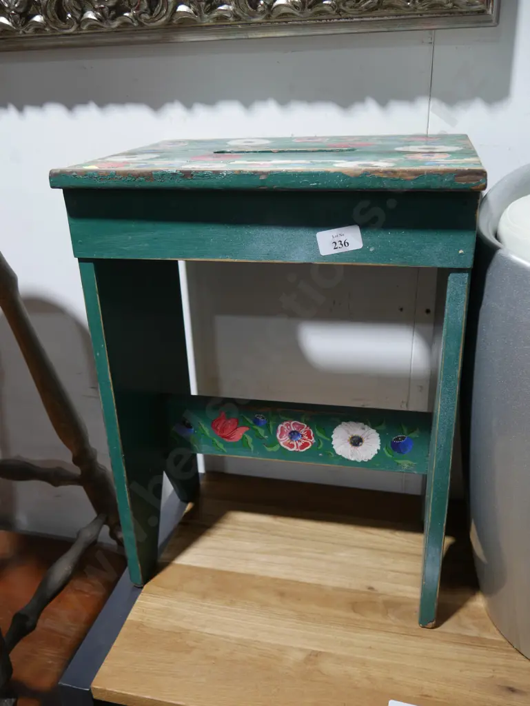 Painted stool Image 1++