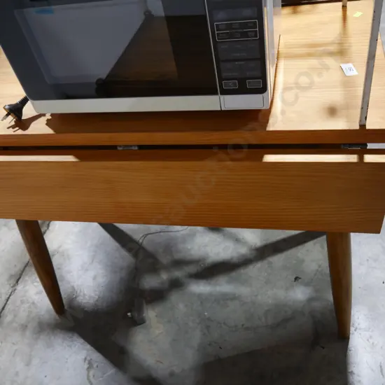 Dropside dining table