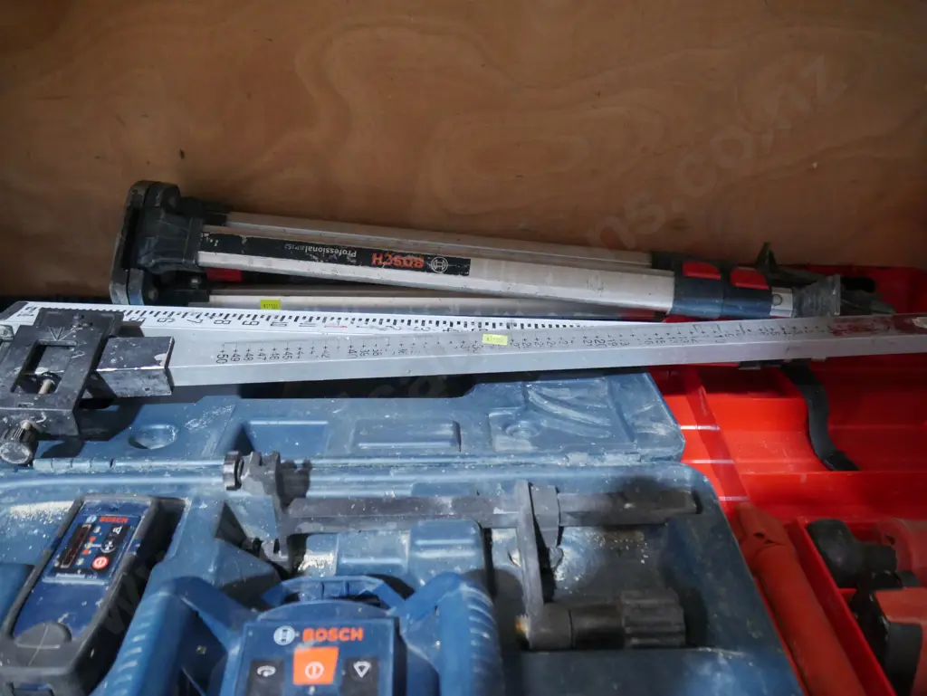 Bosch laser level and stand Image 1++