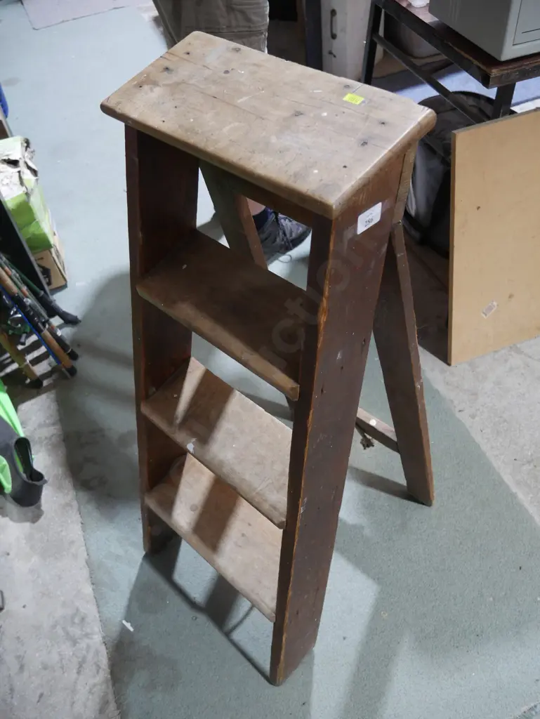 Wooden step ladder Image 1++