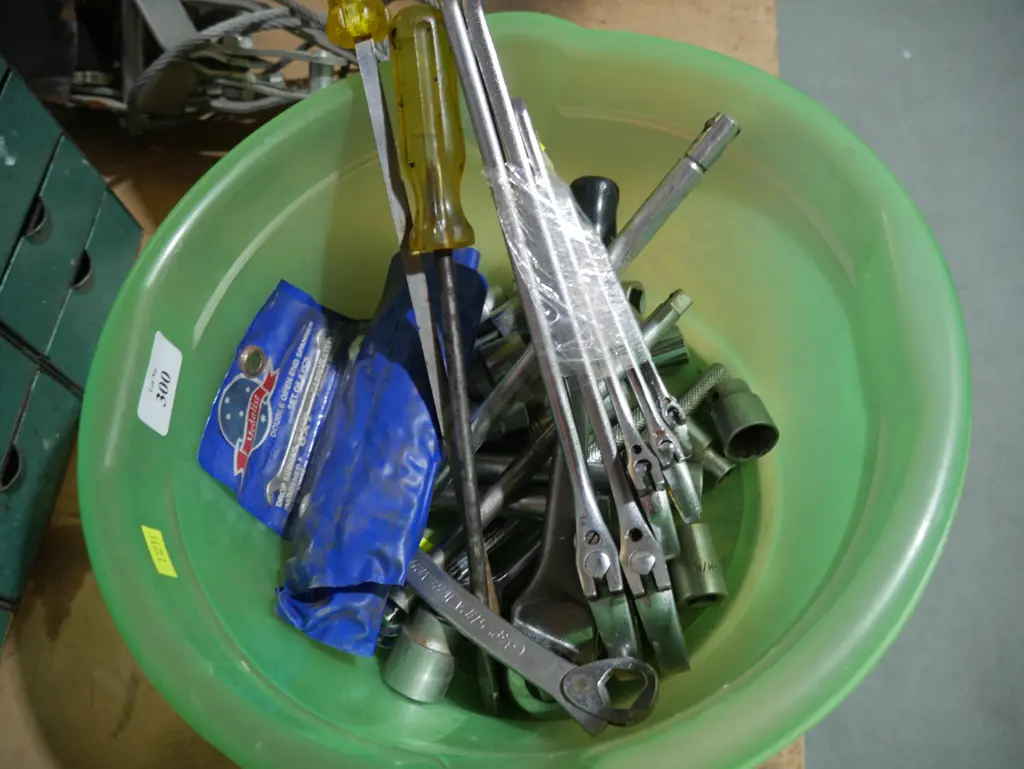 Adjustable crescents, socket etc Image 1++