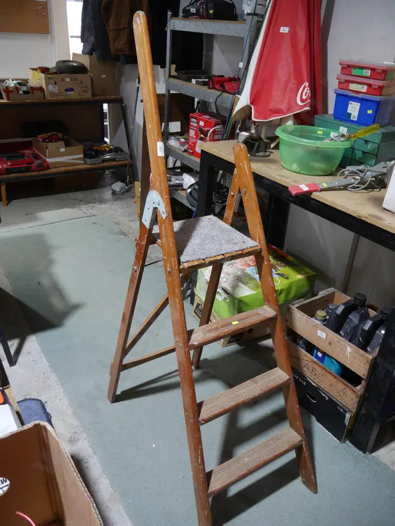 Wooden step ladder Image 1++