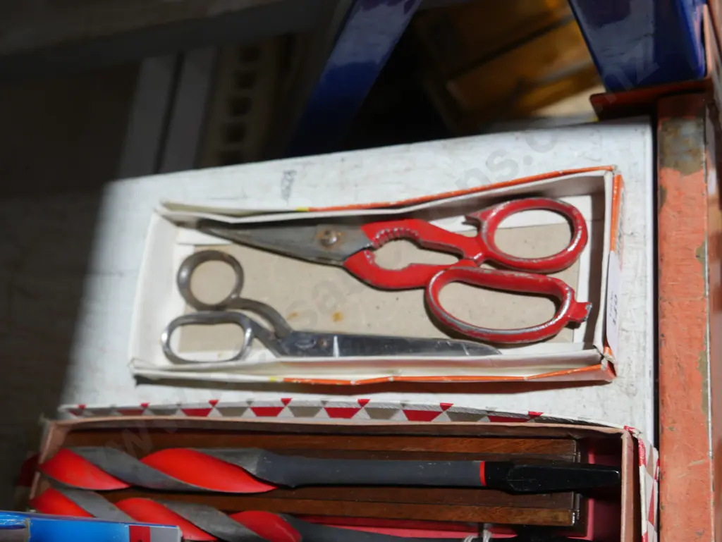 2 vintage scissors Image 1++