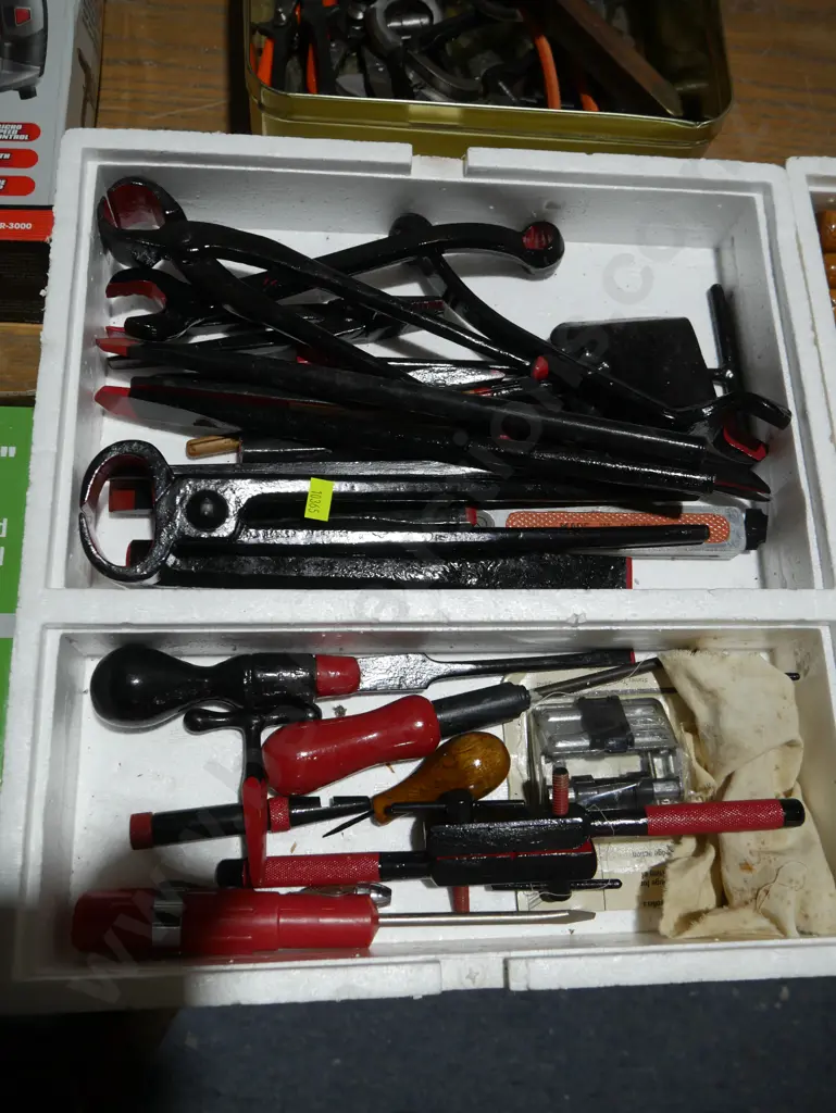 Assorted hand tools Image 1++