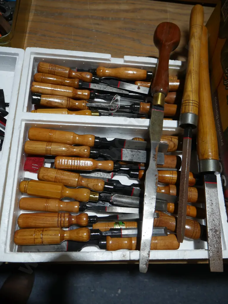 Assorted chisels Image 1++