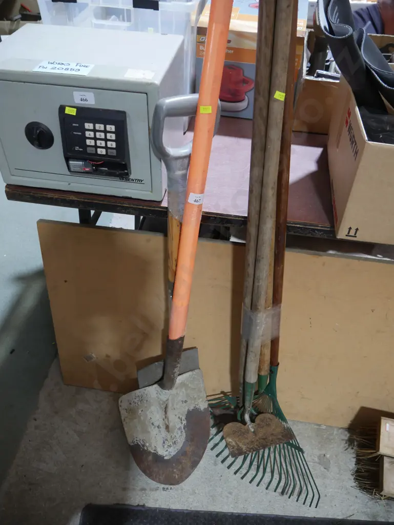 Assorted garden tools Image 1++