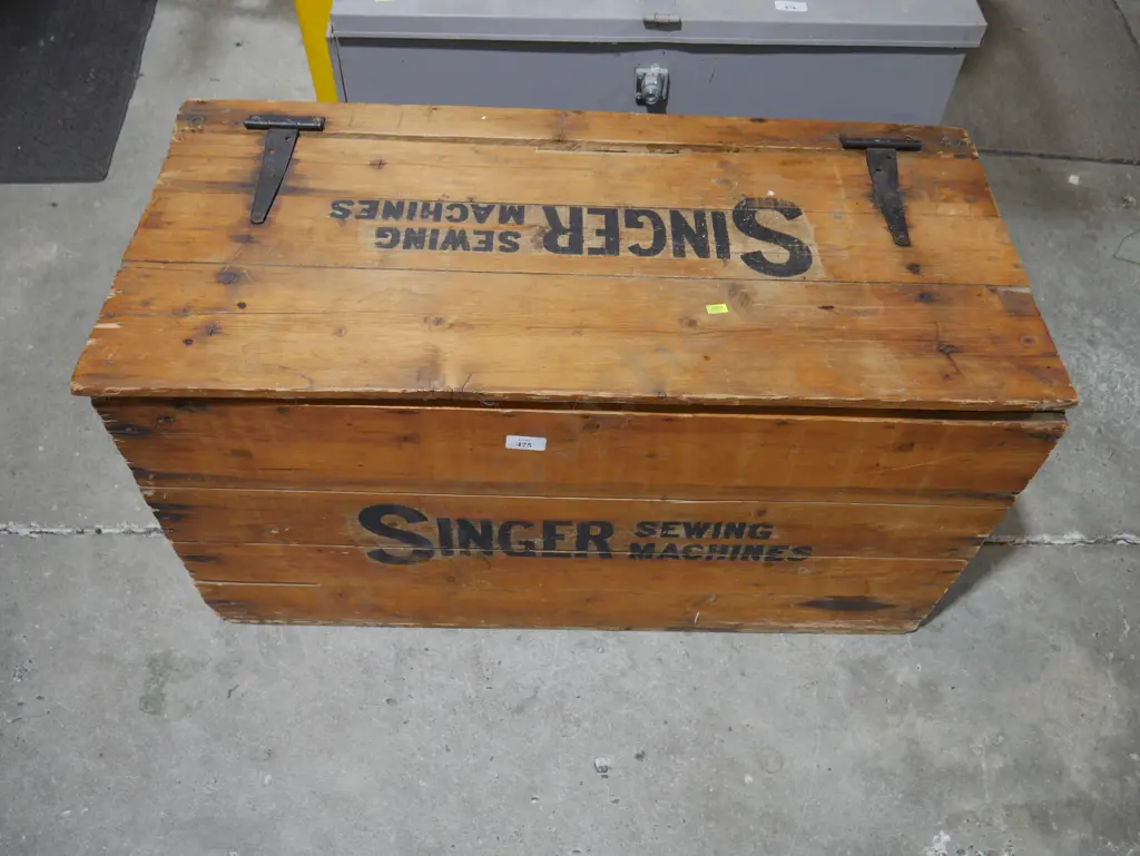 Singer sewing machines wooden crate Image 1++
