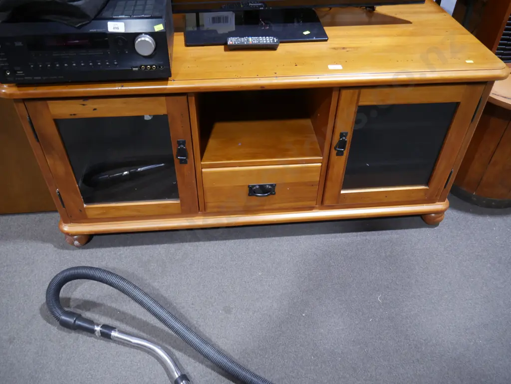 TV cabinet with faulty TV Image 1++