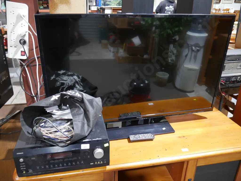 TV cabinet with faulty TV Image 1++