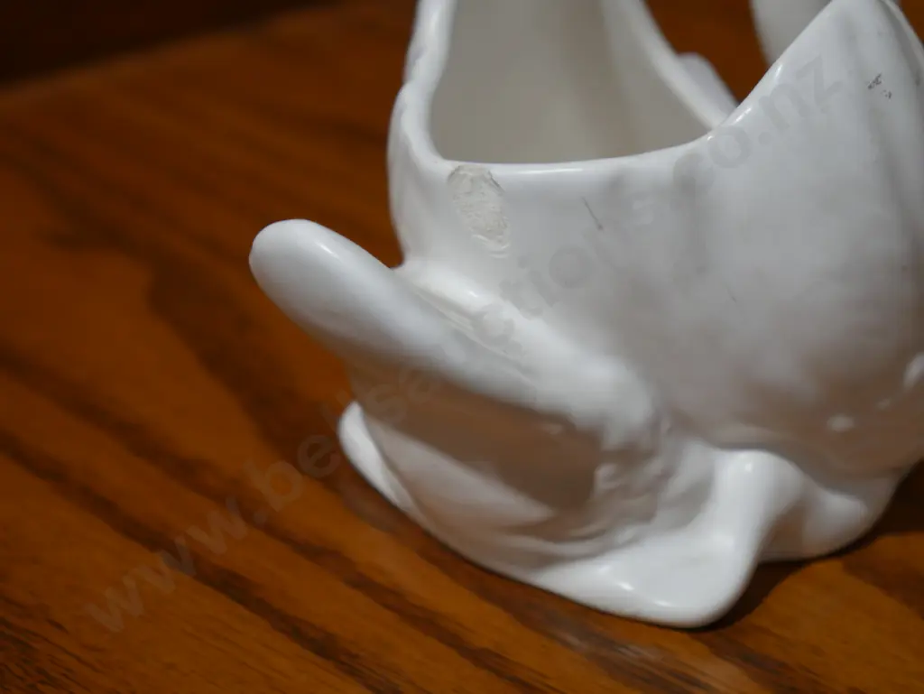 Small Crown Lynn Swan  - chip to wing Image 1++