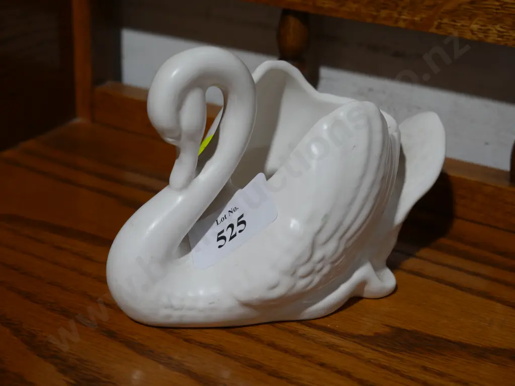 Small Crown Lynn Swan  - chip to wing Image 1++